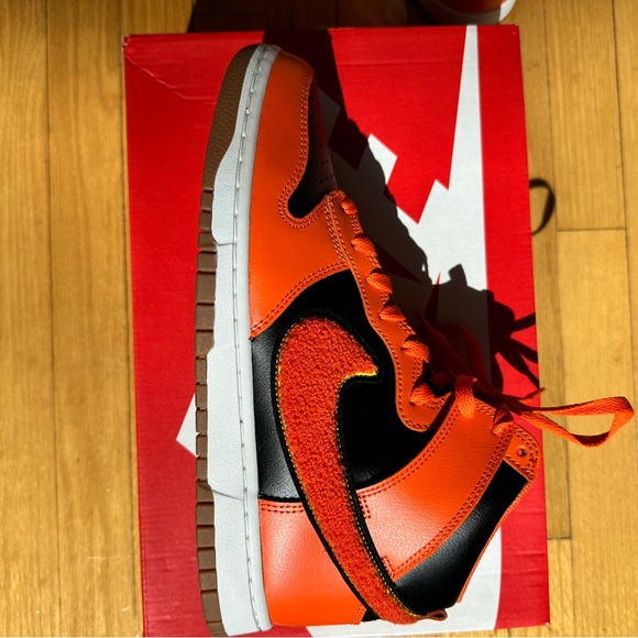 NIKE Retro Dunks - Picture 3 of 5
